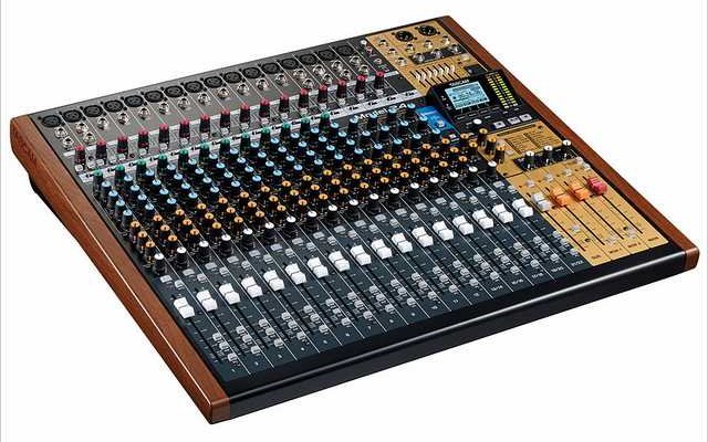 Tascam Model 24 Mischpult